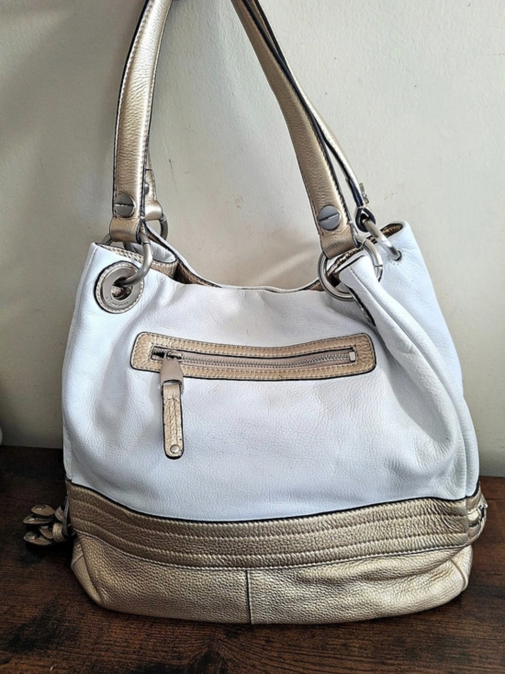 B Makowsky shoulder bag in white and gold